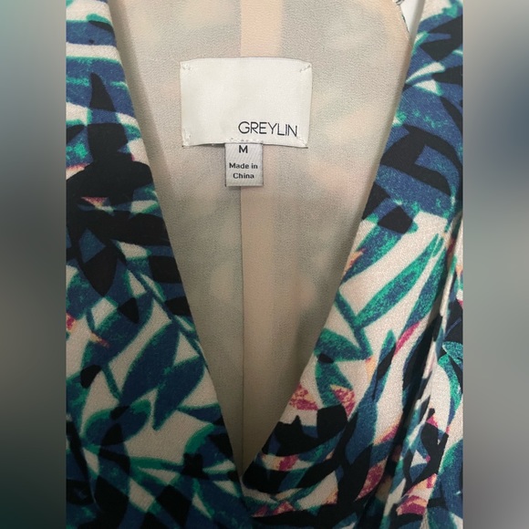 Flowy dress with palm/tropical pattern, hits above the knee - Picture 4 of 5